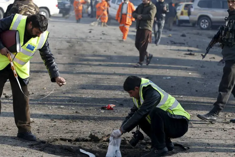 
	Cabul: uma fonte do minist&eacute;rio do Interior afirmou que a explos&atilde;o foi causada por um carro-bomba
 (Omar Sobhani / Reuters)