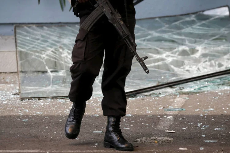 
	Jacarta: pelo menos sete pessoas, dois civis e cinco agressores, morreram no atentado m&uacute;ltiplo, que tamb&eacute;m deixou mais de 20 feridos
 (Beawiharta / Reuters)