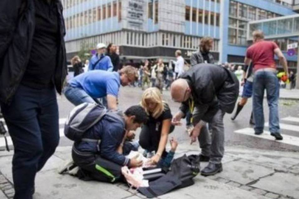 O jornal norueguês VG afirmou em seu site na Internet que um homem vestido como policial disparou tiros na cidade. Não se sabe se os dois acontecimentos tem conexão (Thomas Winje/AFP)