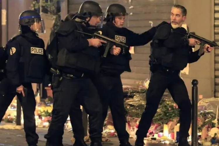 
	Policiais fazem opera&ccedil;&atilde;o ap&oacute;s atentados em Paris: c&uacute;pula tem presen&ccedil;a esperada de 45 mil pessoas
 (Pascal Rossignol/REUTERS)