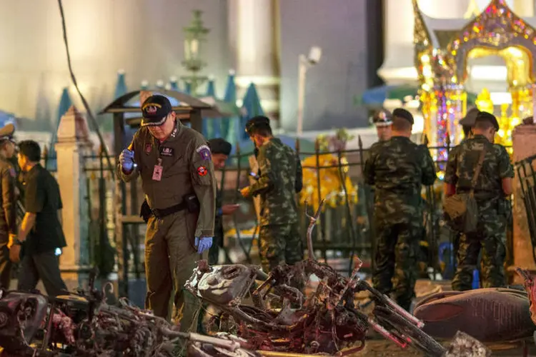 
	Especialistas analisam local das explos&otilde;es no centro de Bangcoc: esse foi o maior ataque terrorista que se tem registro na cidade
 (Reuters/ Athit Perawongmetha)