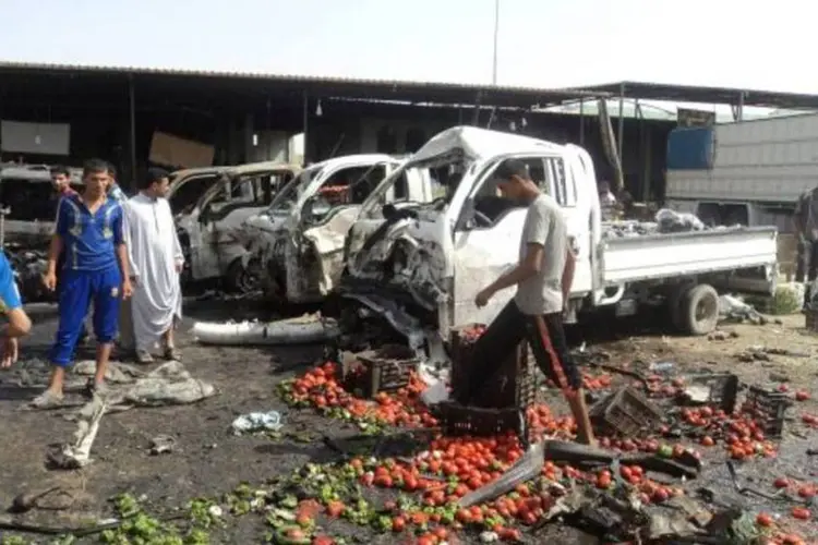 Imagem do atentado em um mercado popular no Iraque (Mushtaq Muhammed/Reuters)
