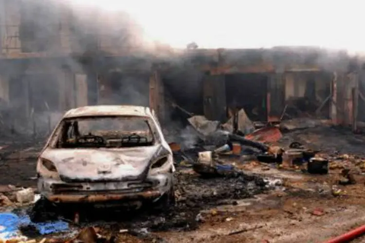 
	Ve&iacute;culo destru&iacute;do ap&oacute;s duplo atentado do Boko Haram
 (AFP)