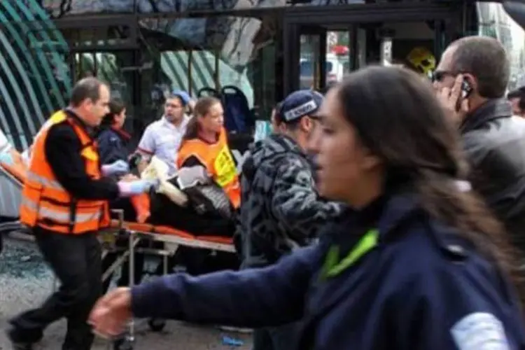 Paramédicos e membros do serviço de emergência correm para o local da explosão (Marina Passos/AFP)