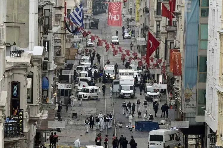 
	Pol&iacute;cia inspeciona a &aacute;rea depois do atentado suicida em uma rua comercial e distrito tur&iacute;stico no centro de Istambul neste s&aacute;bado, 19
 (REUTERS/Ismail Coskun/Ihlas News Agency)