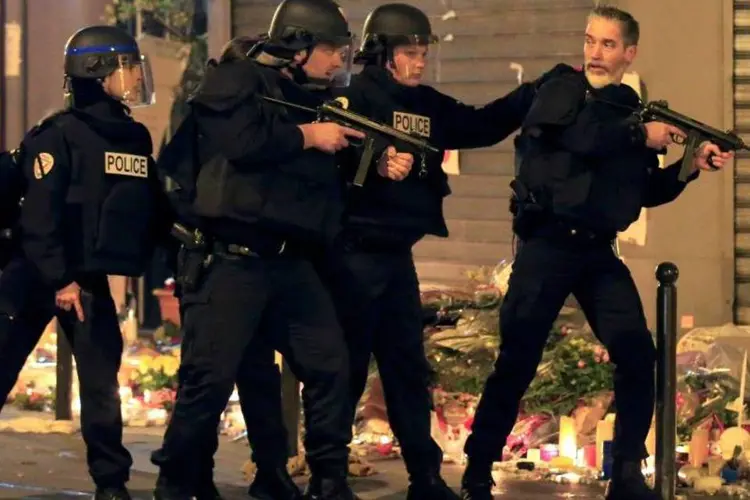 
	Policiais em Paris: a pol&iacute;cia de Aachen disse que tr&ecirc;s pris&otilde;es ocorreram ontem de manh&atilde; na cidade de Alsdorf, perto de Aachen
 (REUTERS/Pascal Rossignol)