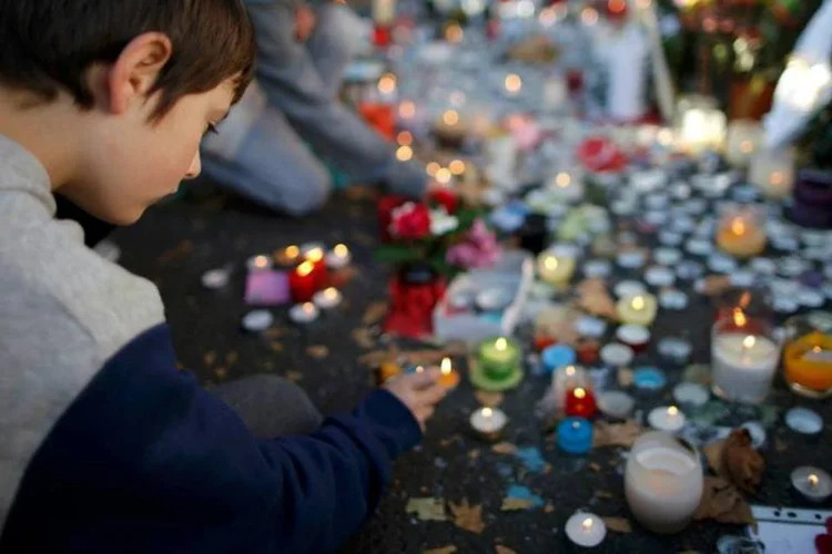 
	Homenagem a v&iacute;timas de atentado na Fran&ccedil;a: primeiro-ministro se reuniu com as fam&iacute;lias das v&iacute;timas
 (REUTERS/Christian Hartmann)