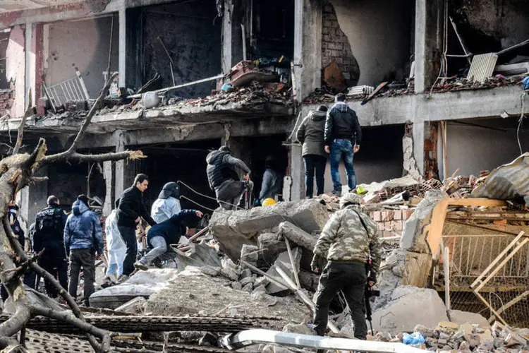 
	Atentados: quatro pessoas, incluindo um beb&ecirc;, faleceram do desabamento de um edif&iacute;cio pr&oacute;ximo ao carro-bomba
 (Ilyas Akengin / AFP)