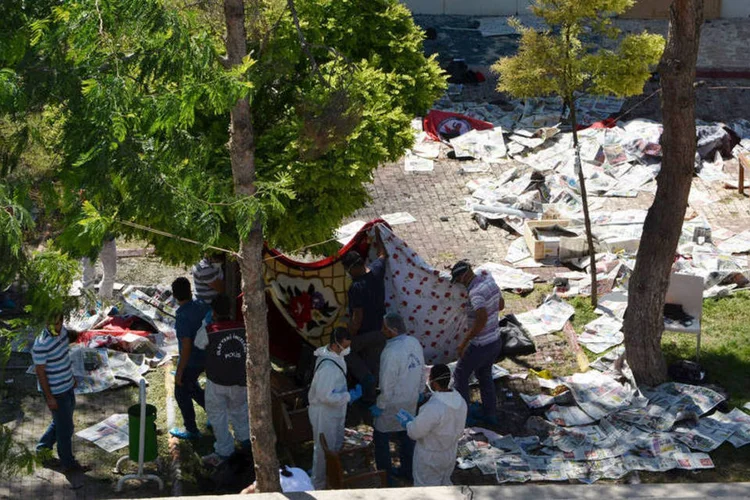 
	Atentado na Turquia: em um balan&ccedil;o provis&oacute;rio fornecido por uma autoridade turca, 30 pessoas morreram no ataque, e de acordo com o governador de Suruc, Abdullah Cift&ccedil;i, cerca de vinte feridos est&atilde;o em estado cr&iacute;tico
 (Reuters/ Stringer)