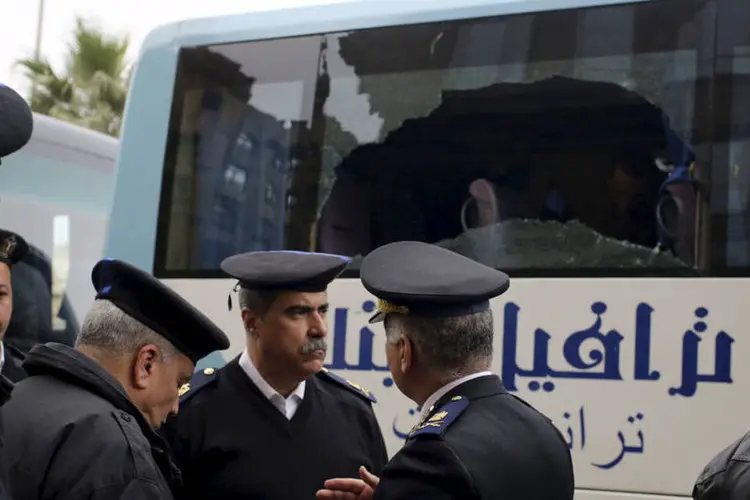 
	Cairo: o EI assinalou que os agressores &quot;voltaram &agrave;s suas posi&ccedil;&otilde;es s&atilde;os e salvos&quot;, o que contradiz autoridades que disseram ter prendido um deles
 (Asmaa Waguih / Reuters)