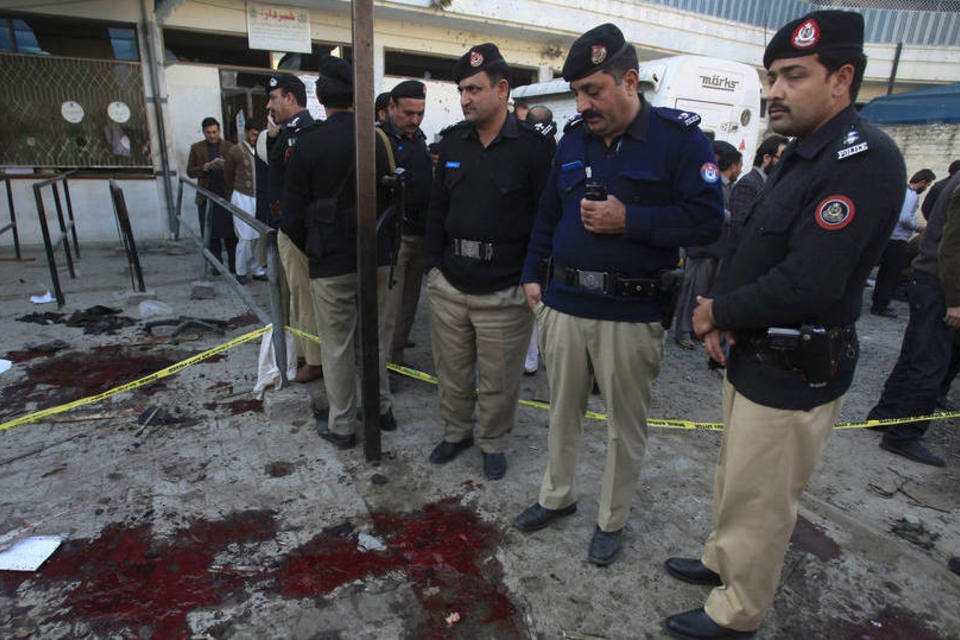 Atentado suicida deixa 26 mortos no Paquistão