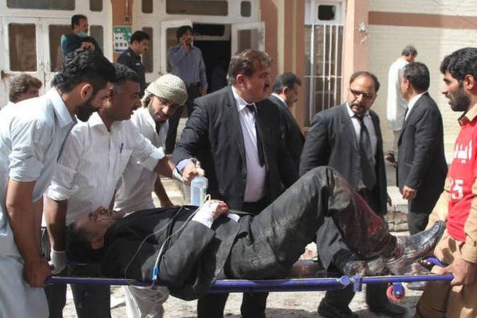 Atentado em hospital deixa ao menos 93 mortos no Paquistão