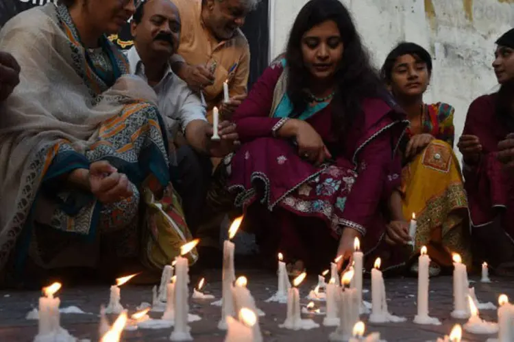 
	Crist&atilde;os do Paquist&atilde;o acendem velas em tributo &agrave;s v&iacute;timas de atentado: o premi&ecirc; n&atilde;o mencionou que medidas ser&atilde;o tomadas na esteira do pior ataque militante no pa&iacute;s
 (Asif Hassan / AFP)