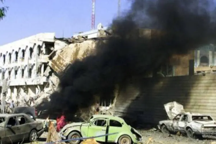 Tragédia: carro queima em frente à sede da ONU em Bagdá, após explosão em agosto de 2003 (©afp.com / Sabah Arar)