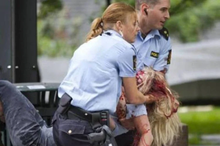 Policiais carregam ferido em explosão em Oslo: 7 mortos ao todo (AFP)