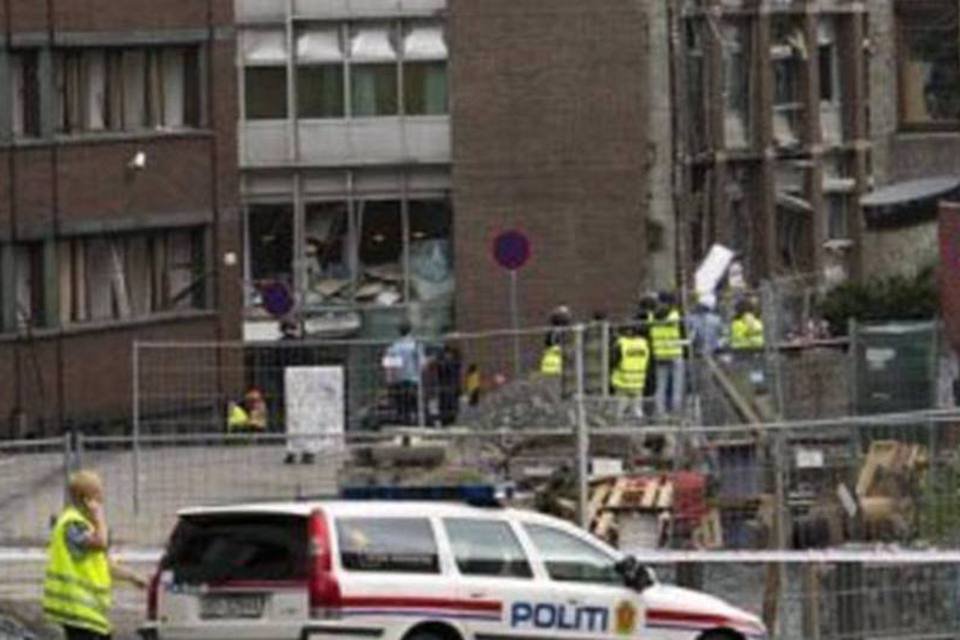 Policiais no local da explosão em Oslo (AFP)