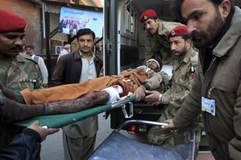 Suicida com bomba mata 40 no Paquistão