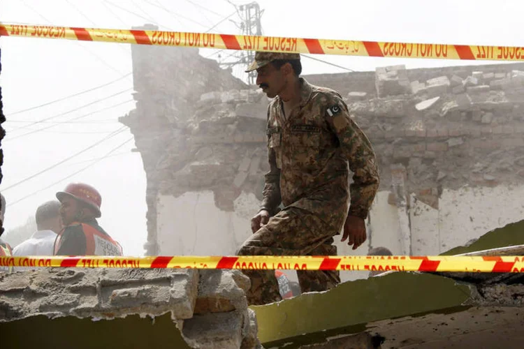 
	Soldado anda entre escombros ap&oacute;s atentado no Paquist&atilde;o: o grupo talib&atilde; Tehrik-e-Taliban Pakistan reivindicou a autoria da a&ccedil;&atilde;o e garantiu que seu alvo eram l&iacute;deres pol&iacute;ticos
 (Reuters/ Khuram Parvez)