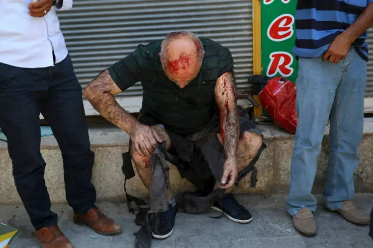 
	Ferido em atentado terrorista em Suru&ccedil;, na Turquia: uma explos&atilde;o matou ao menos 30 jovens que iriam para a S&iacute;ria auxilar na reconstru&ccedil;&atilde;o da cidade de Kobani, devastada por conflitos entre curdos e o Estado Isl&acirc;mico
 (Reuters)