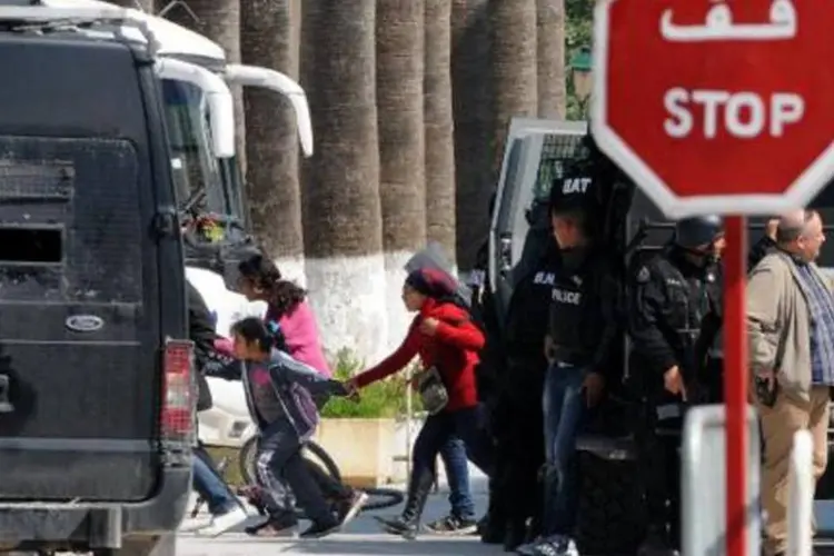 Turistas são retirados do museu por forças especiais tunisianas: três pessoas foram levadas para um hospital para passar por exames de rotina (Salah Habibi/AFP)