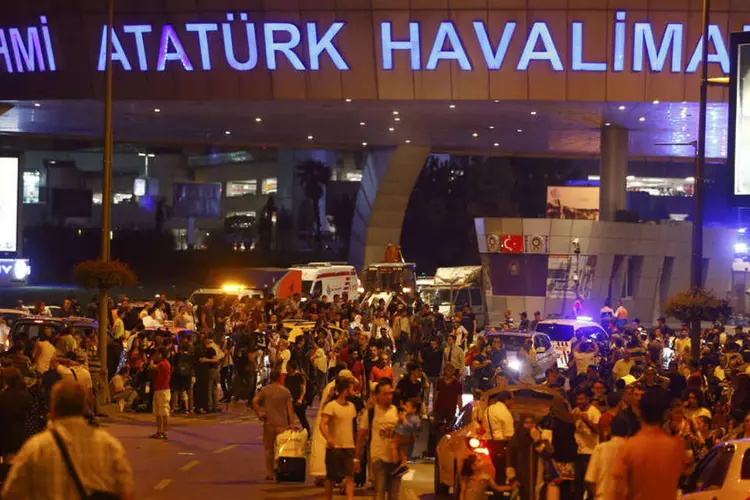 
	Aeroporto de Istambul ap&oacute;s atentado: ataque de ter&ccedil;a-feira foi o mais grave do ano e ainda n&atilde;o foi reivindicado
 (Osman Orsal / Reuters)