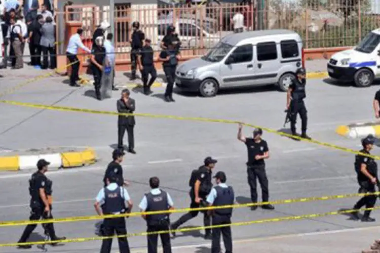 
	Pol&iacute;cia cerca &aacute;rea de atentado em Istambul: o &uacute;ltimo ato atribu&iacute;do &agrave; organiza&ccedil;&atilde;o foi o ataque contra a Embaixada dos EUA em Istambul (Bulent Kilic/AFP)