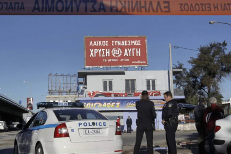
	Escrit&oacute;rio do partido Aurora Dourada, em Atenas, ap&oacute;s atentado com bomba: partido saiu do zero para se tornar o terceiro maior partido da Gr&eacute;cia
 (Yorgos Karahalis/Reuters)