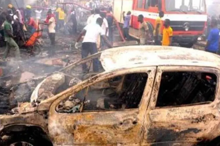 
	Equipes de resgate trabalham no cen&aacute;rio de atentado terrorista que atingiu mercado em Jos, na Nig&eacute;ria
 (AFP)