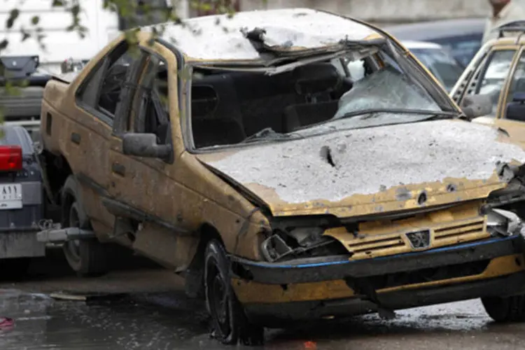Carro destruído após atentado no Iraque: o Iraque é palco de um aumento da violência com frequentes ataques dirigidos contra alvos xiitas (REUTERS)