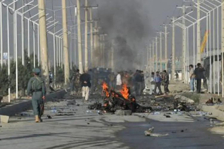 
	Destro&ccedil;os resultados de atentado suicida em Cabul, no Afeganist&atilde;o: as elei&ccedil;&otilde;es presidenciais ser&atilde;o marcadas pela retirada das tropas da Otan no final deste ano
 (©AFP / Massoud Hossaini)