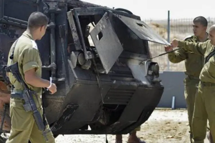 
	Soldados israelenses inspecionam destrui&ccedil;&atilde;o por atentado: esta campanha de deten&ccedil;&otilde;es faz parte de uma opera&ccedil;&atilde;o militar para expulsar os grupos armados da regi&atilde;o
 (©AFP / David Buimovitch)