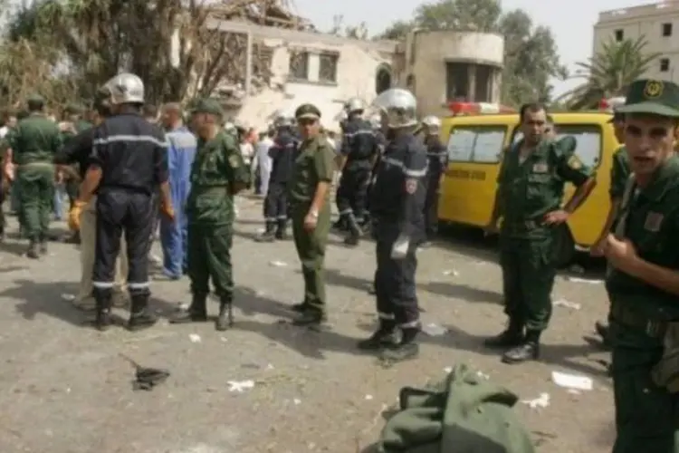 Em texto, a AQMI "reivindica as duas operações mártires", que mataram 18 pessoas (Str/AFP)
