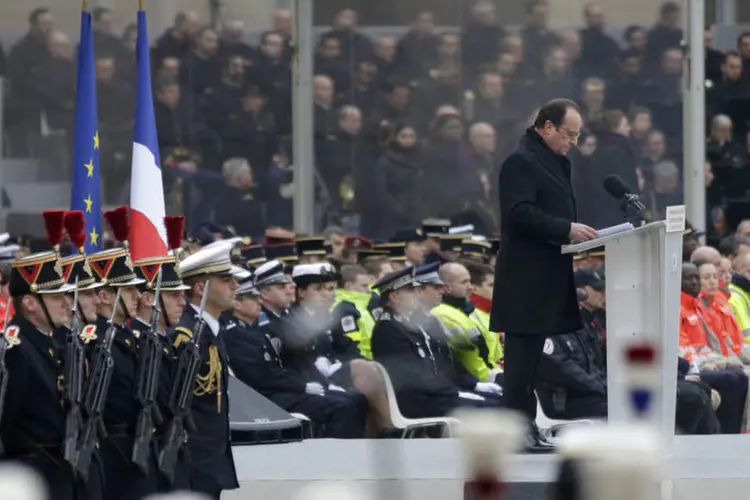 
	Hollande em homenagem &agrave;s vitimas dos atentados: o &uacute;ltimo trimestre do ano ser&aacute; marcado por uma desacelera&ccedil;&atilde;o na economia do pa&iacute;s
 (Philippe Wojazer / Reuters)