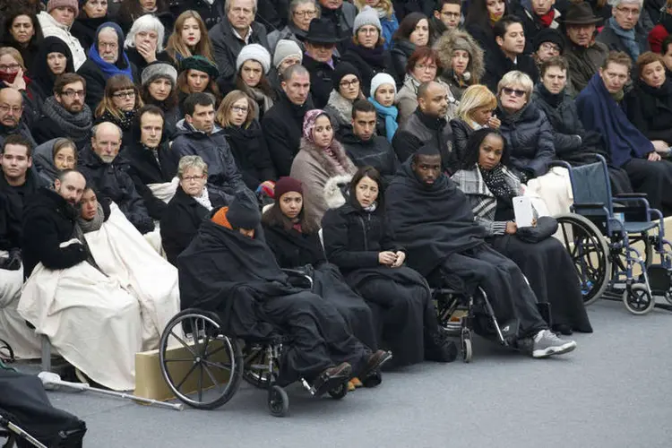 
	Atentados em Paris: Parentes de v&iacute;timas e feridos assistem a homenagem, no ano passado
 (Charles Platiau / Reuters)