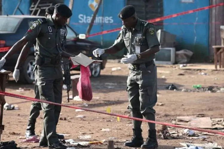 Nigéria: "As duas suicidas se fizeram passar por clientas e detonaram seus cinturões com explosivos, uma na parte do mercado onde se vende comida e outra próximo a um provador de roupa" (Afolabi Sotunde / Reuters)