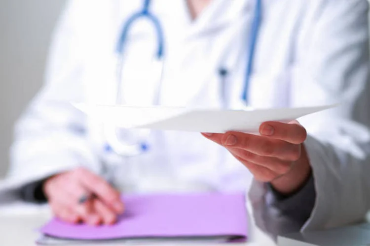 Funcionário foi demitido por erro em atestado médico (foto/Thinkstock)