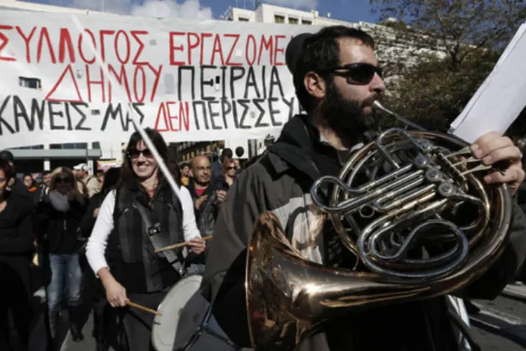 
	V&aacute;rias ruas da cidade est&atilde;o fechadas com barricadas
 (Yorgos Karahalis/Reuters)