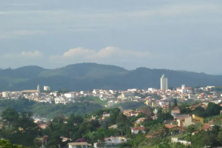
	Vista de Atibaia, em S&atilde;o Paulo: a venda inclui dois galp&otilde;es industriais
 (Wikimedia Commons)