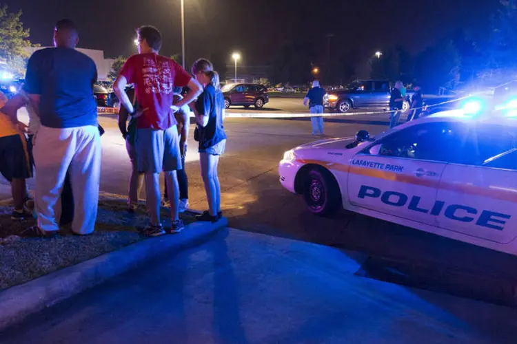 
	Arredores do cinema Grand Theater, em Louisiana, onde homem matou dois ap&oacute;s abrir fogo na sala de cinema
 (Lee Celano/Reuters)