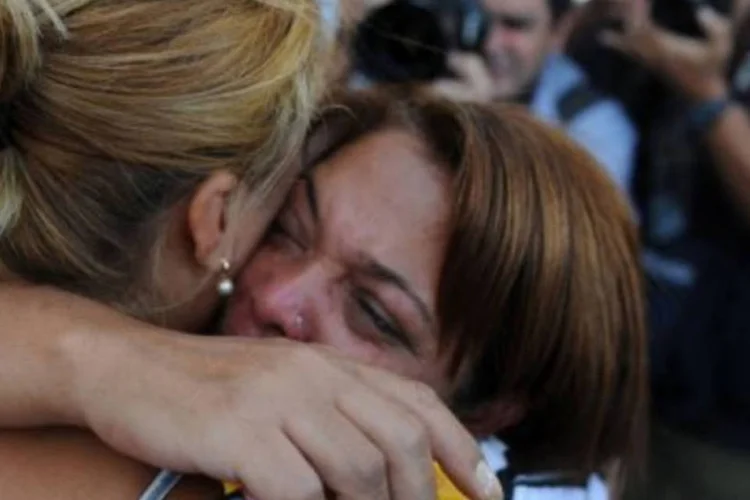 Mãe consola filha sobrevivente a ataque de atirador no realengo (AFP  Vasileios Filis)