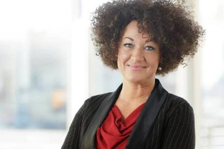 Rachel Dolezal está desde o final da semana passada na mira das autoridades e dos meios de comunicação após a revelação, por seus próprios pais, de suas verdadeiras origens brancas (INLANDER/AFP / YOUN KWAK)