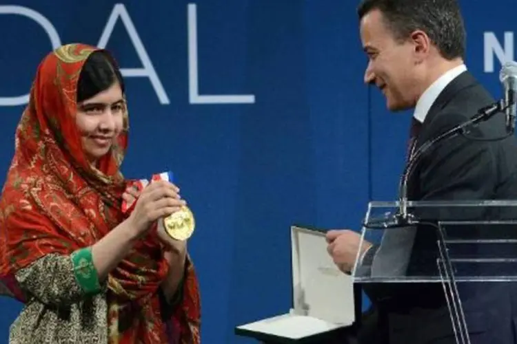 A ativista Malala Yousafzai, vencedora do Nobel da Paz, recebe a medalha da liberdade (William Thomas Cain/AFP)