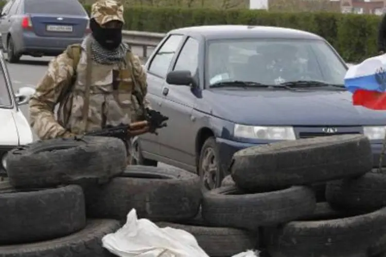 Ativista pró-russo em posto de controle em estrada que une Kharkiv e Donetsk, Ucrânia: "um tiro atingiu o prefeito nas costas", anuncia comunicado (Anatoliy Stepanov/AFP)