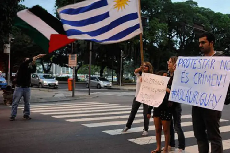 Ativistas realizam ato em frente ao consulado do Uruguai, em Botafogo, zona sul do Rio, onde a advogada Eloisa Samy e o ativista David Paixão pedem asilo político (Tomaz Silva/Agência Brasil)