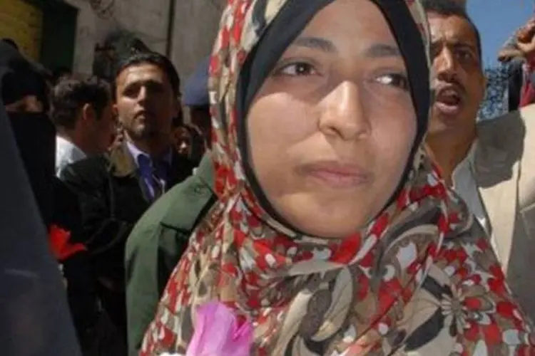 
	Escritora e ativista havia sido barrada no Aeroporto do Cairo e impedida de participar dos protestos
 (Gamal Noman/AFP)