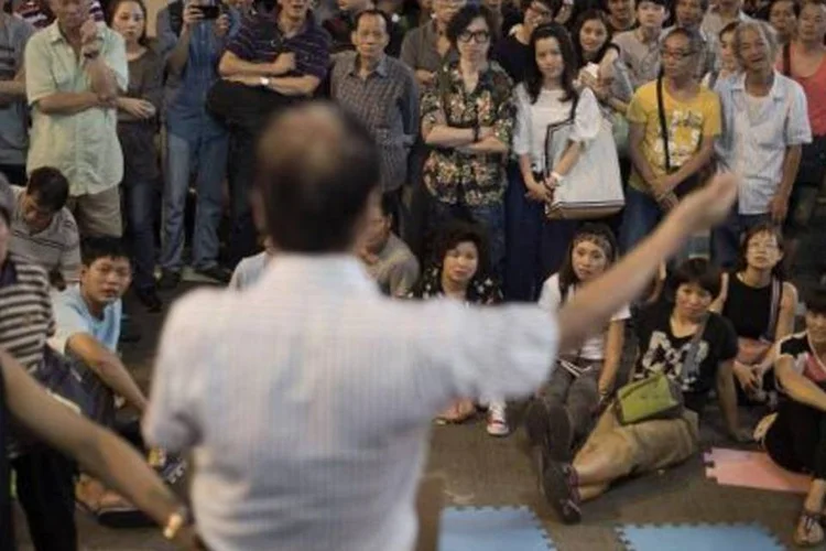 
	Ativistas pr&oacute;-democracia de Hong Kong no distrito de Mongkok: estudantes convocaram um referendo sobre o futuro dos protestos
 (Nicolas Asfouri/AFP)