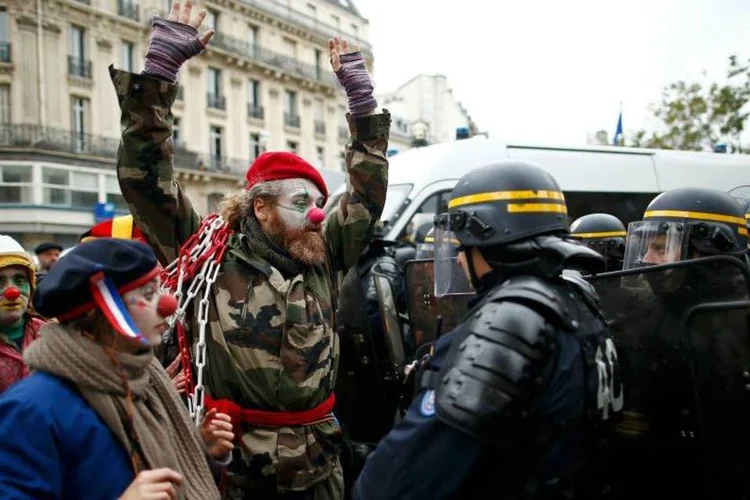 
	Manifestantes protestam contra mudan&ccedil;as clim&aacute;ticas em Paris: pol&iacute;cia lan&ccedil;ou g&aacute;s lacrimog&ecirc;neo em ativistas
 (REUTERS/Benoit Tessier)