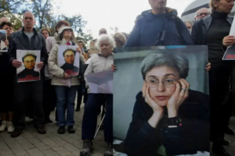 Ativistas com imagens da jornalista russa Anna Politkovskaya (AFP/Getty Images)