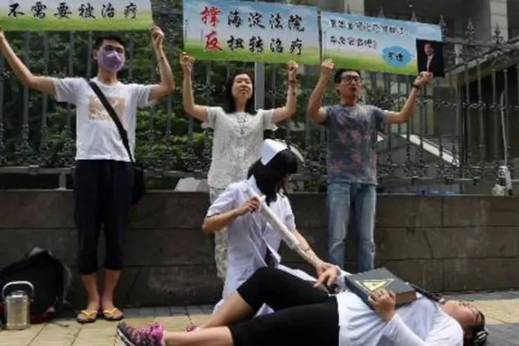 Ativistas LGBT protestam contra projeto de cura da homossexualidade na China (Greg Baker/AFP)