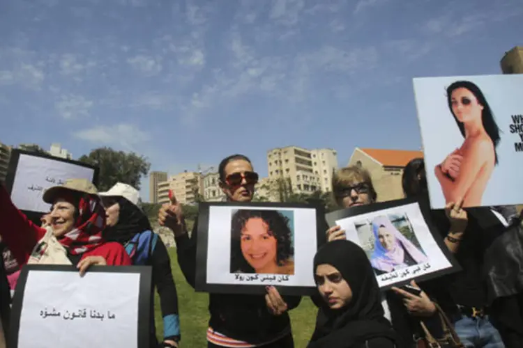 Ativistas durante protesto a favor dos direitos das mulheres em frente a sede da Nações Unidas em Beirute, no Líbano (Sharif Karim/Reuters)